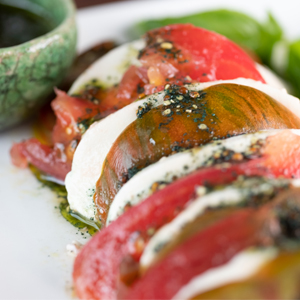 Salade de tomate, mozzarella et vinaigrette de spiruline