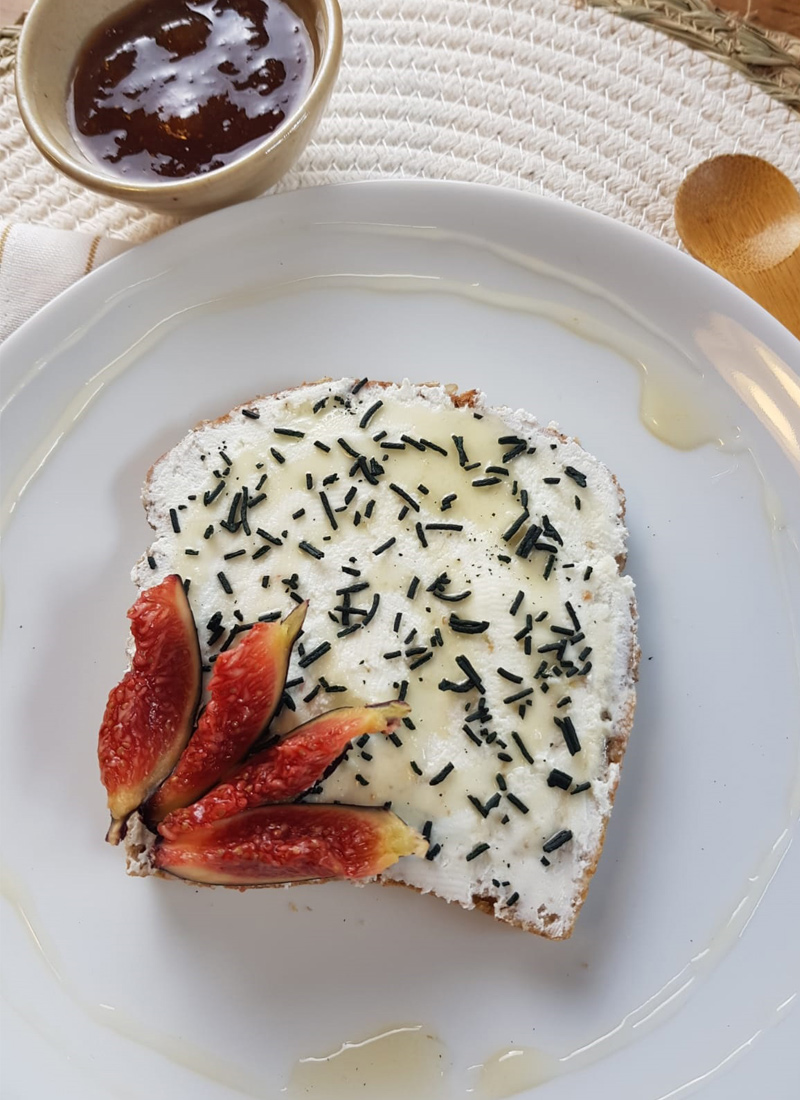 Tartine de chèvre miel confiture de figue et brindille de spiruline