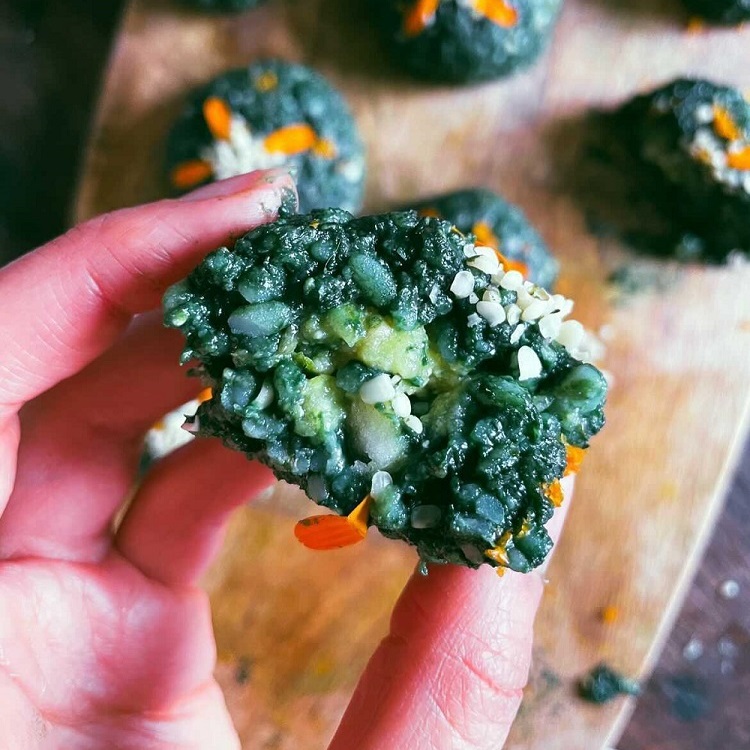 recette onigiris-spiruline-avocat-orange