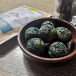 energy balls à la spiruline en poudre et brindilles